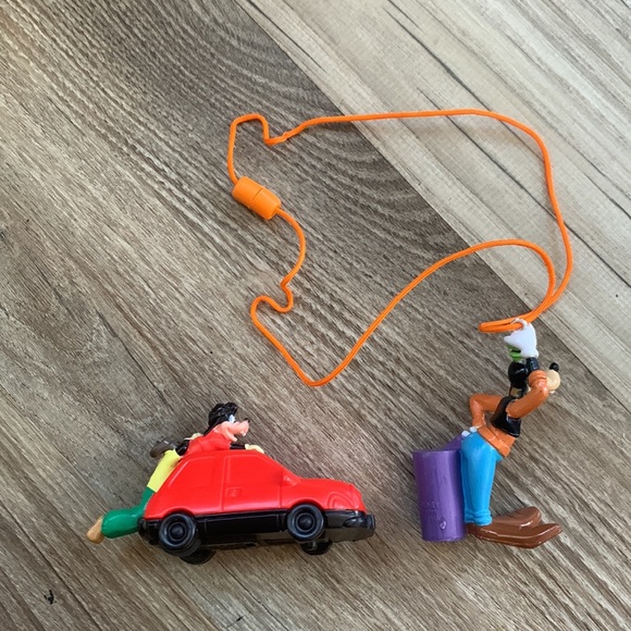 Burger King Goofy Pull Back Car plus Goofy Necklace figurine - Picture 7 of 8